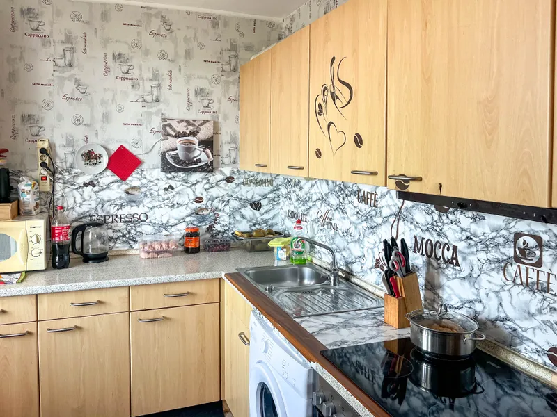 helle Küche mit guten Staumöglichkeiten