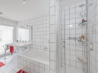 Tageslichtbad mit Dusche und Wanne