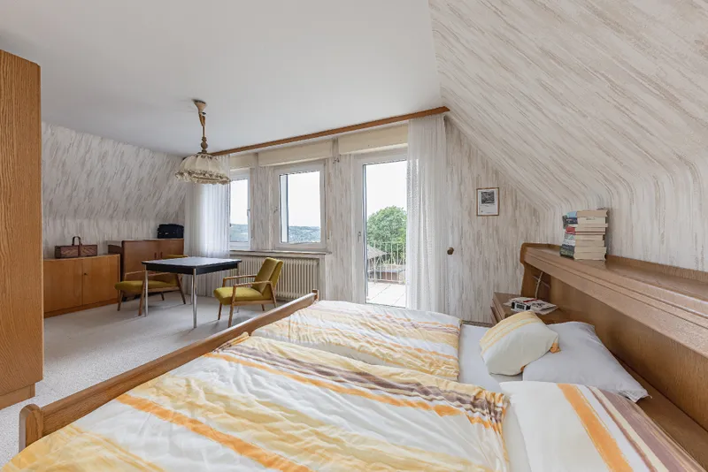 großzügiges Schlafzimmer mit Balkon