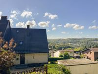 große Terrasse mit Garten