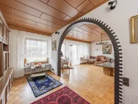 großzügiges Wohnzimmer