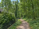 städtischer Wanderweg hinter dem Haus