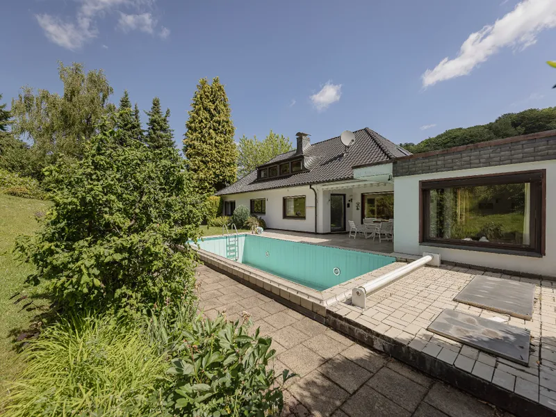 Außenbereich mit Pool