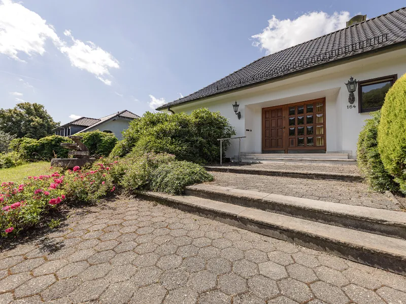 grüne Zuwegung zum Hauseingang