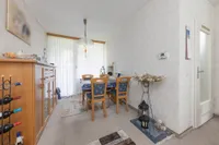 Essbereich mit Zugang zur Loggia