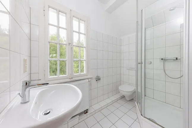 Wohnung 1: Tageslichtbad mit Dusche