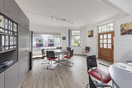 Ladenlokal 1 EG: Verkaufsraum mit Küche und eigenem Keller