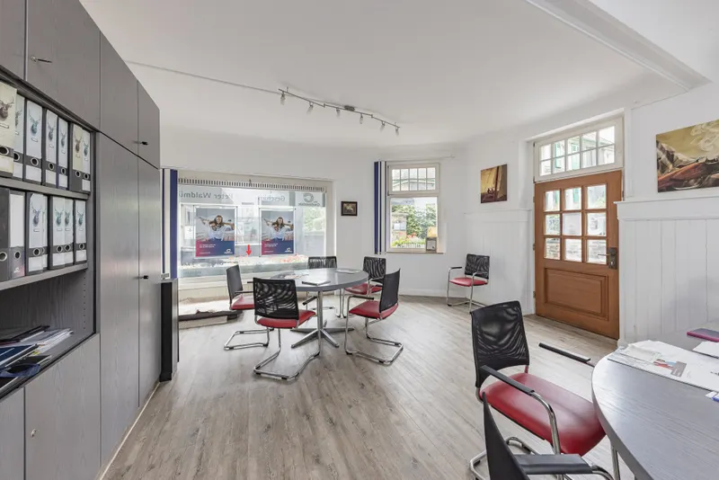 Ladenlokal 1 EG: Verkaufsraum mit Küche und eigenem Keller