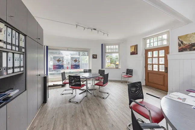 Ladenlokal 1 EG: Verkaufsraum mit Küche und eigenem Keller