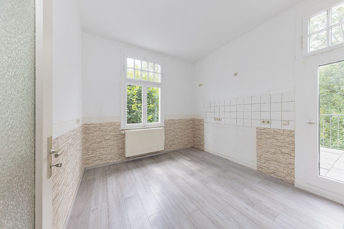 Wohnung 1: Küche mit Balkonzugang