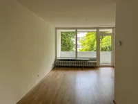 Wohnzimmer mit Aussicht ins Grüne