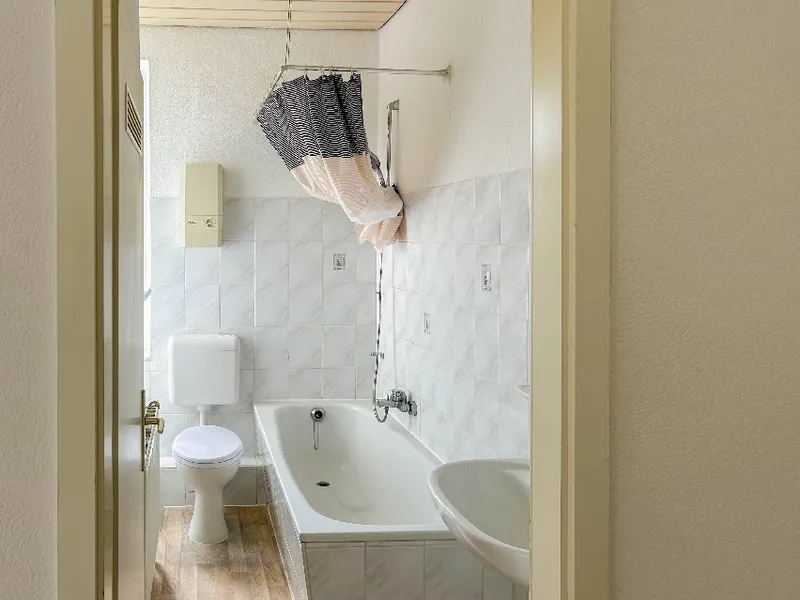 Tageslichtbad mit Wanne