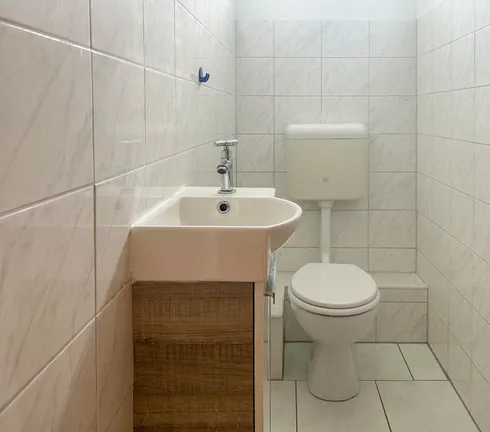 Gäste-WC mit Fenster