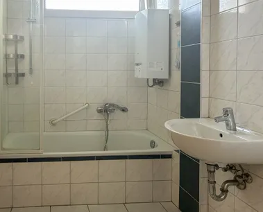 Tageslichtbad mit Wanne