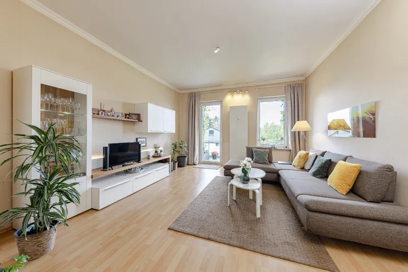 lichtdurchlutetes Wohnzimmer mit Balkon