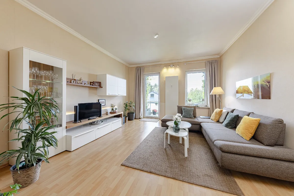 lichtdurchlutetes Wohnzimmer mit Balkon