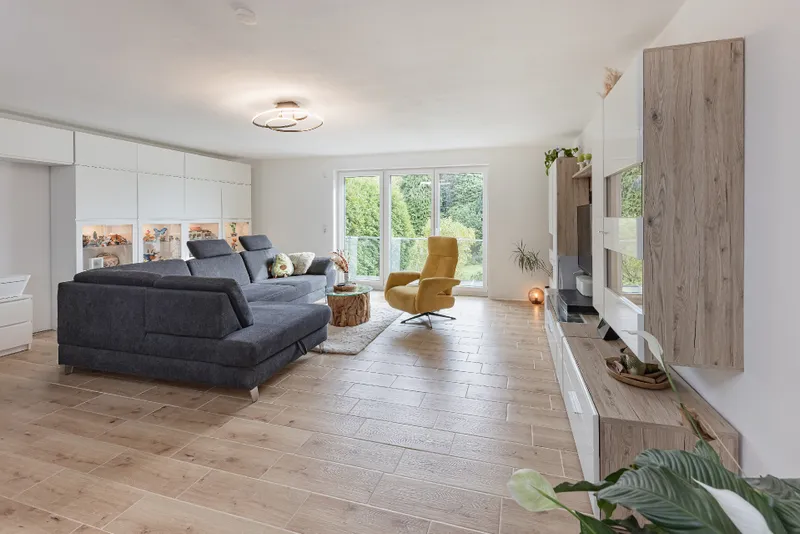 Wohnzimmer mit Blick in den Garten