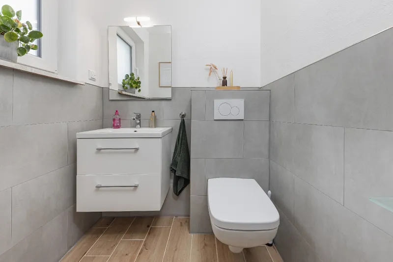 modernisiertes Gäste-WC mit Fenster