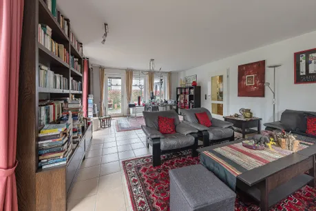 großzügiges Wohnzimmer mit Terrassenzugang