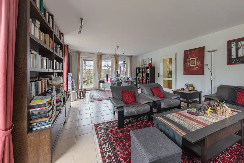 großzügiges Wohnzimmer mit Terrassenzugang