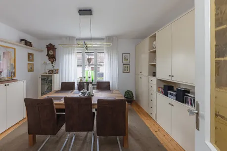 gemütliches Esszimmer mit Kamin