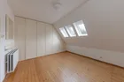 Schlafzimmer mit Einbauschrank in der Einliegerwohnung
