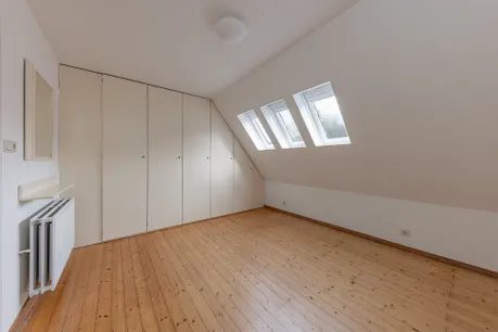 Schlafzimmer mit Einbauschrank in der Einliegerwohnung