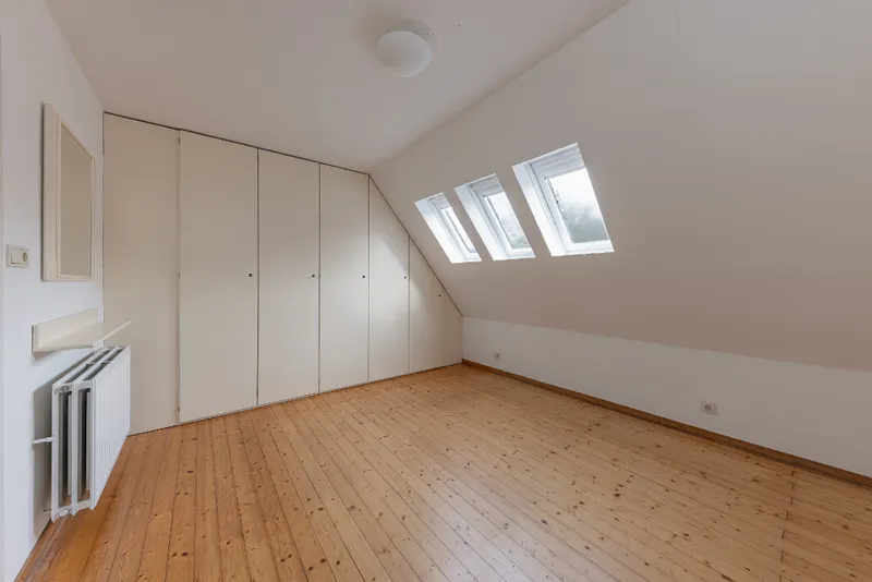 Schlafzimmer mit Einbauschrank in der Einliegerwohnung