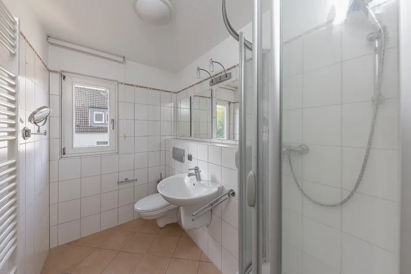 Duschbad mit Fenster in der Einliegerwohnung