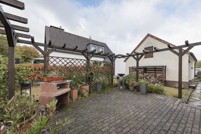 Südwestterrasse mit Garten