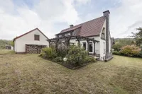 schöner Garten Rasen- und kleinen Beetflächen
