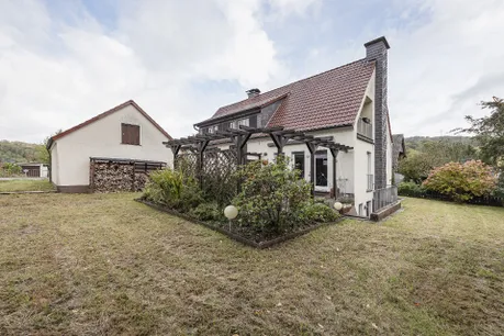 schöner Garten Rasen- und kleinen Beetflächen