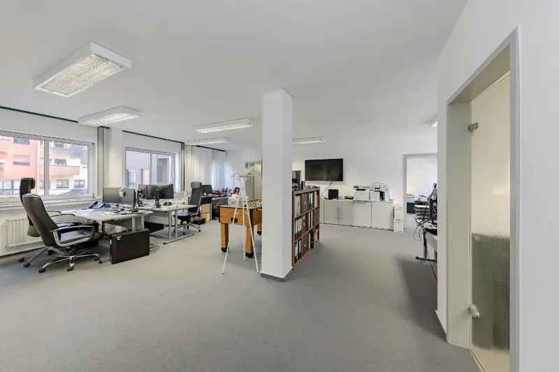 Büro und Empfang mit viel Tageslicht