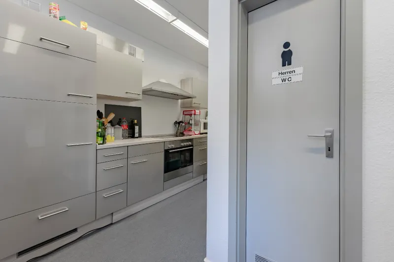 Aufenthaltsraum mit Küche und WC-Anlagen