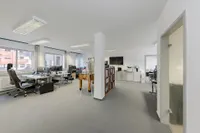 Büro und Empfang mit viel Tageslicht