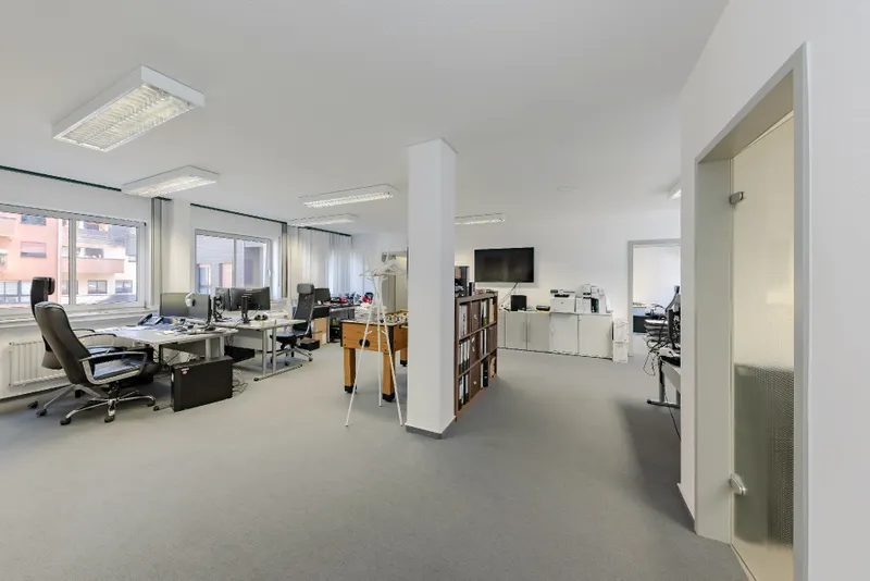 Büro und Empfang mit viel Tageslicht