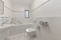 EG: Wannenbad mit Fenster