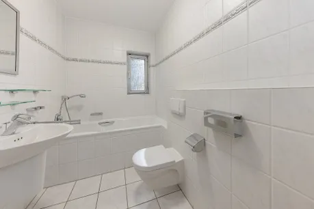 EG: Wannenbad mit Fenster