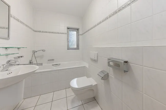 EG: Wannenbad mit Fenster