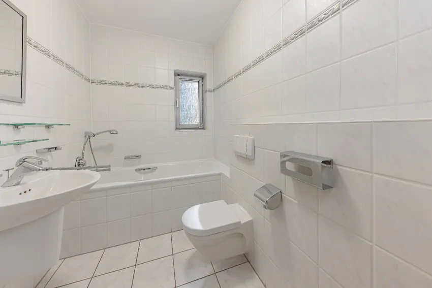 EG: Wannenbad mit Fenster