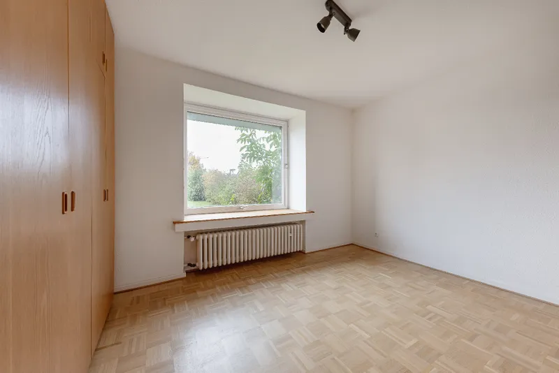 EG: weiteres helles Zimmer