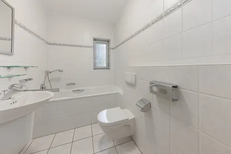 EG: Wannenbad mit Fenster