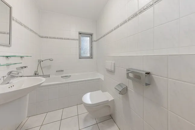 EG: Wannenbad mit Fenster