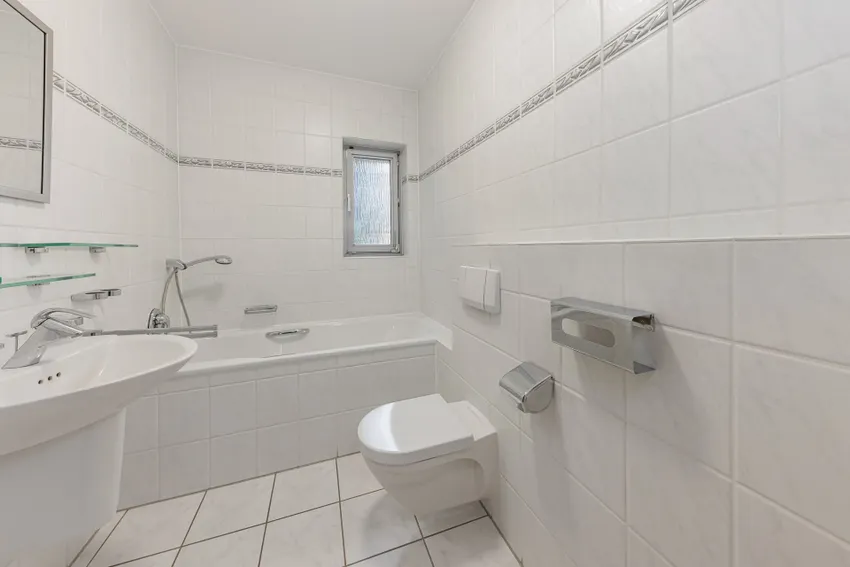 EG: Wannenbad mit Fenster