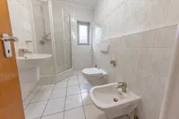 OG: Tageslichtbad mit Dusche