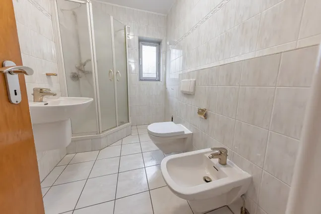 OG: Tageslichtbad mit Dusche