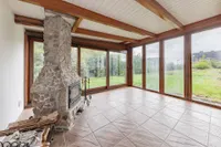 Wintergarten mit grüner Aussicht und Kamin