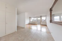 Diele mit offenem Wohnraum und Loggia