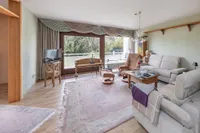 lichtdurchflutetes Wohnzimmer im OG