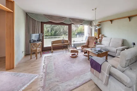 lichtdurchflutetes Wohnzimmer im OG